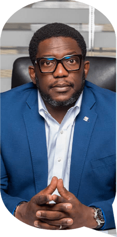 Expert homme avec lunettes